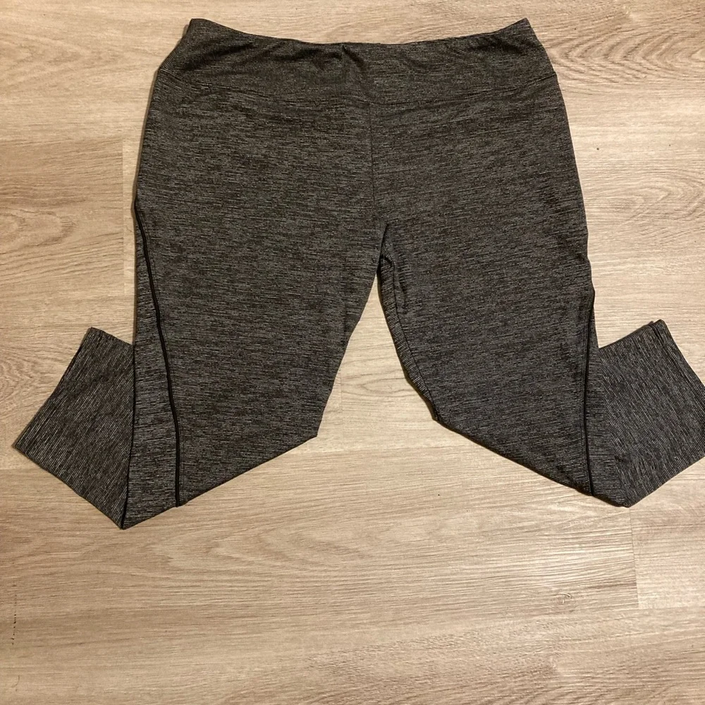 Vera Wang Capri Leggings - Picture 3 of 5